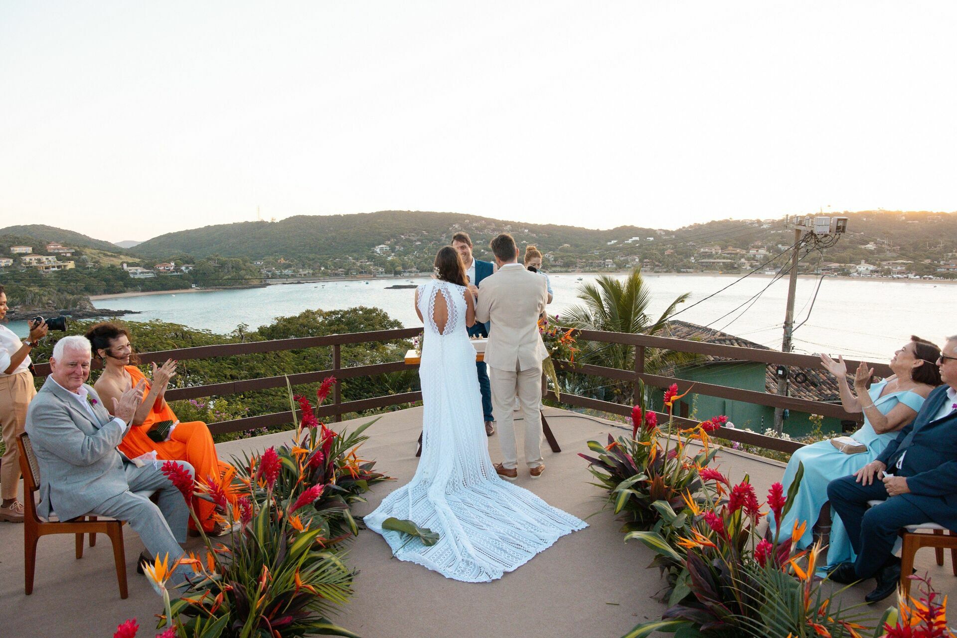 Foto Casamento na Praia: guia completo para casais com grandes sonhos Foto Casamento na Praia: guia completo para casais com grandes sonhos - Imagem 12